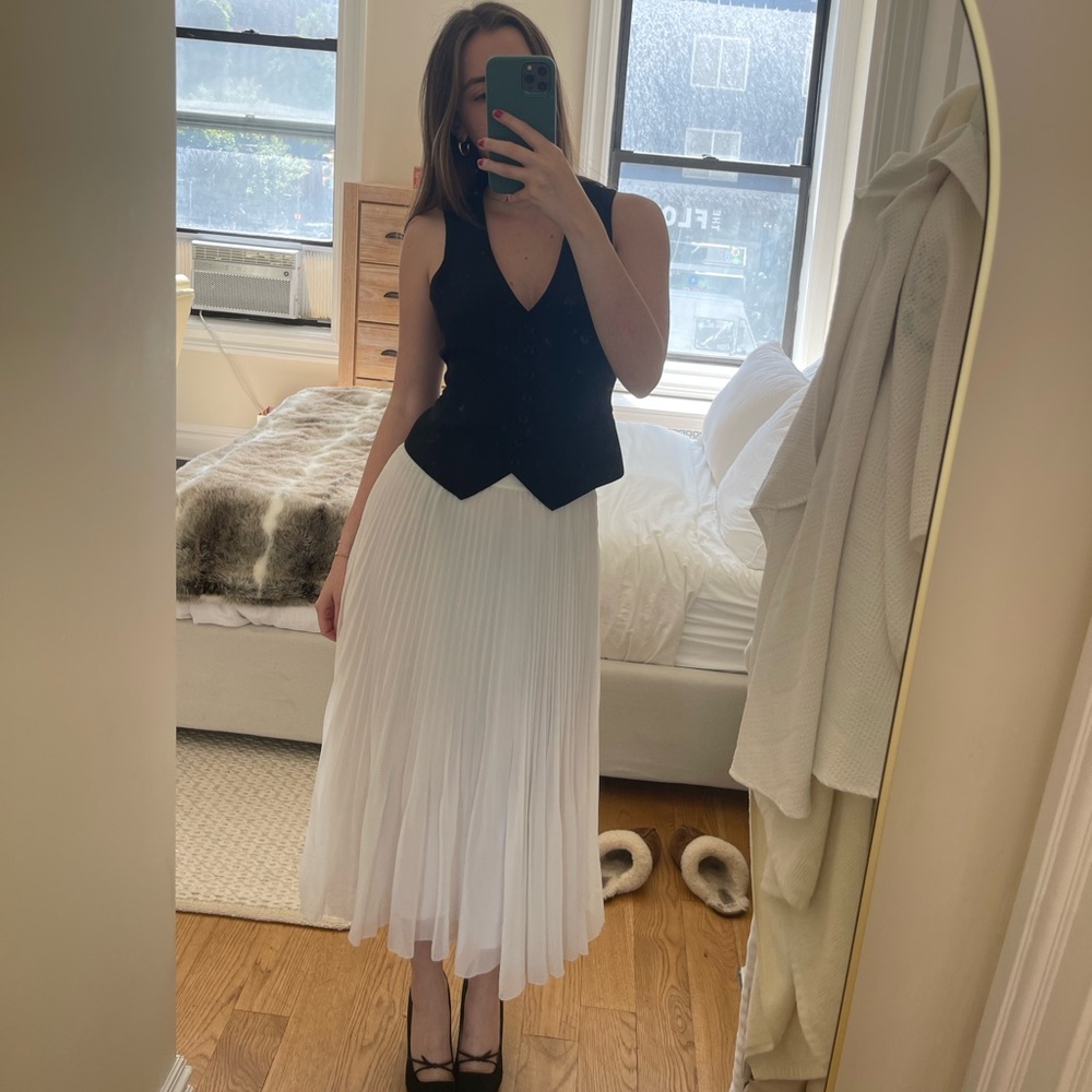 ARITZIA white pleated skirt